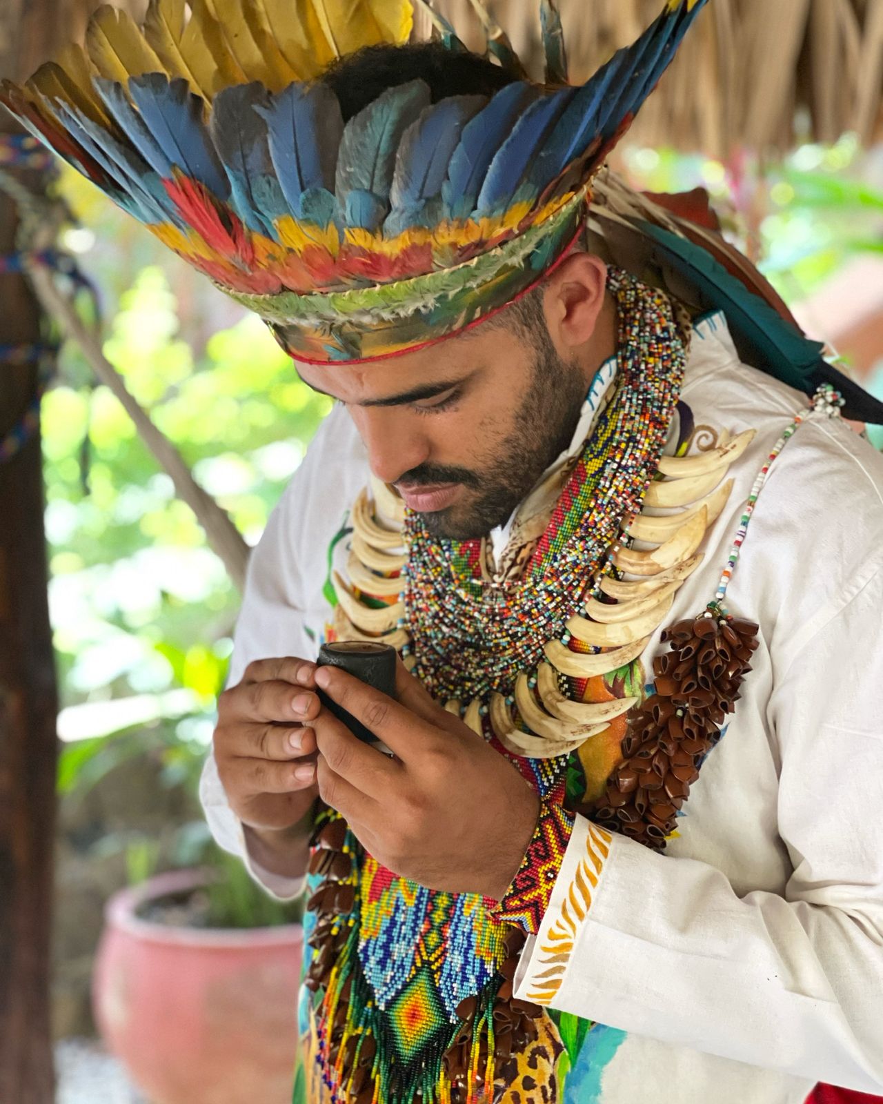 Persona indígena con vestimenta tradicional